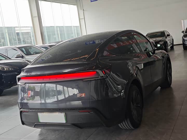 Photo 7 - Tesla Model Y