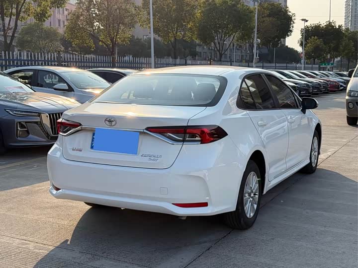 Фото 4 - Toyota Corolla