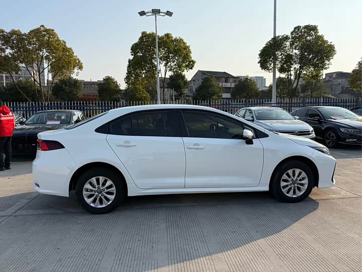 Фото 7 - Toyota Corolla