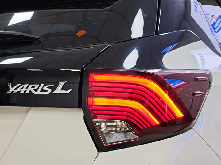 Фото 3 - Toyota Yaris L Hatchback