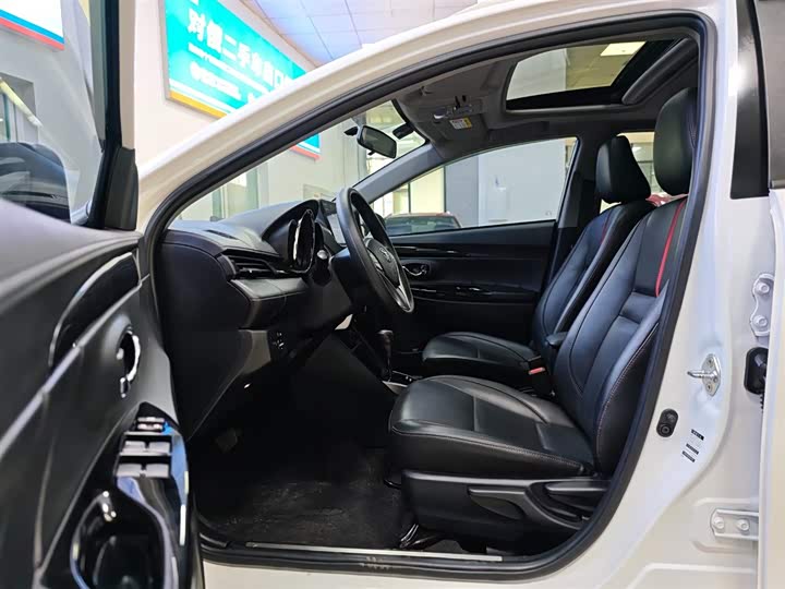 Фото 5 - Toyota Yaris L Hatchback