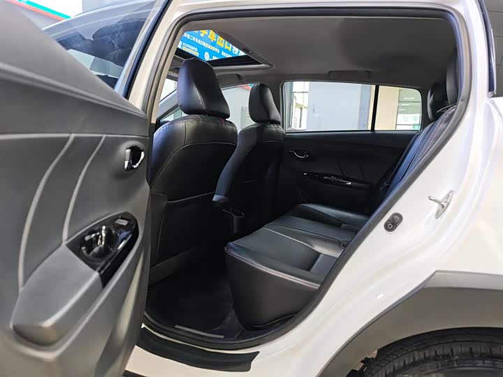 Фото 6 - Toyota Yaris L Hatchback