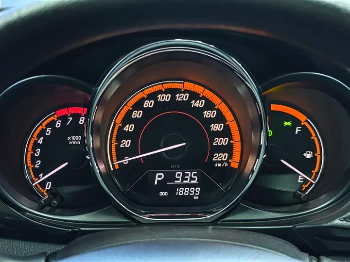 Фото 7 - Toyota Yaris L Hatchback