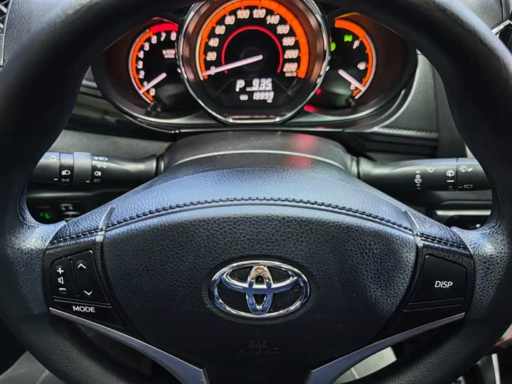 Фото 8 - Toyota Yaris L Hatchback