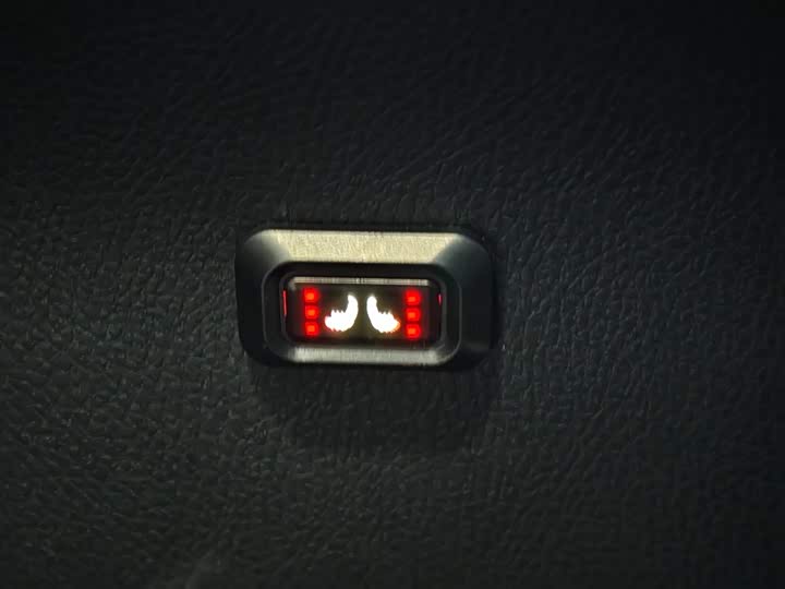 Фото 9 - Toyota Yaris L Hatchback