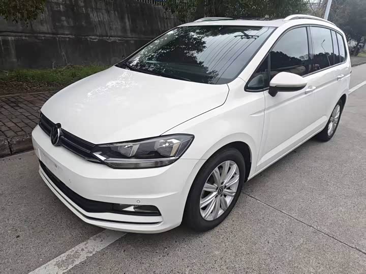 Photo 2 - Volkswagen Touran L