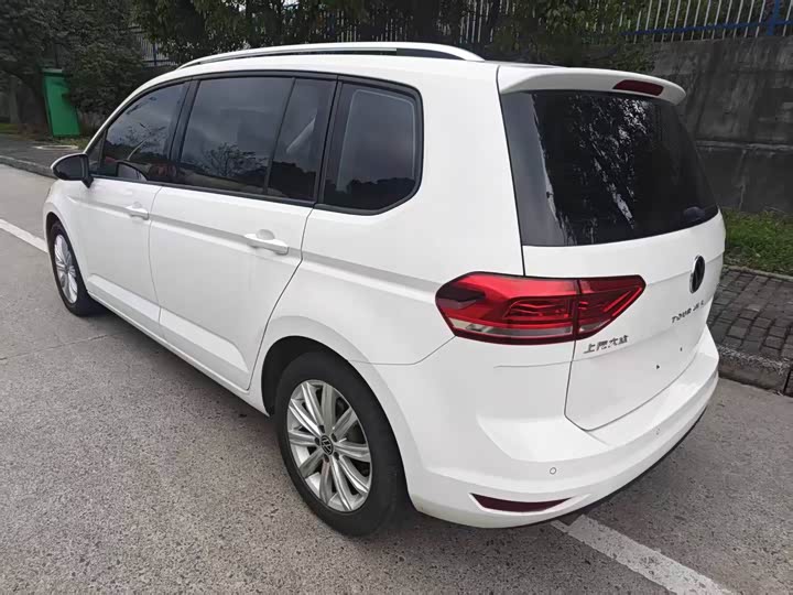 Photo 4 - Volkswagen Touran L