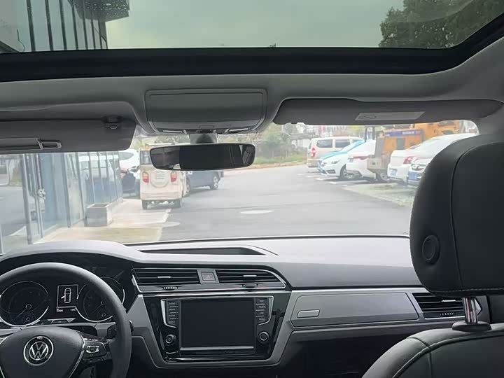 Photo 7 - Volkswagen Touran L