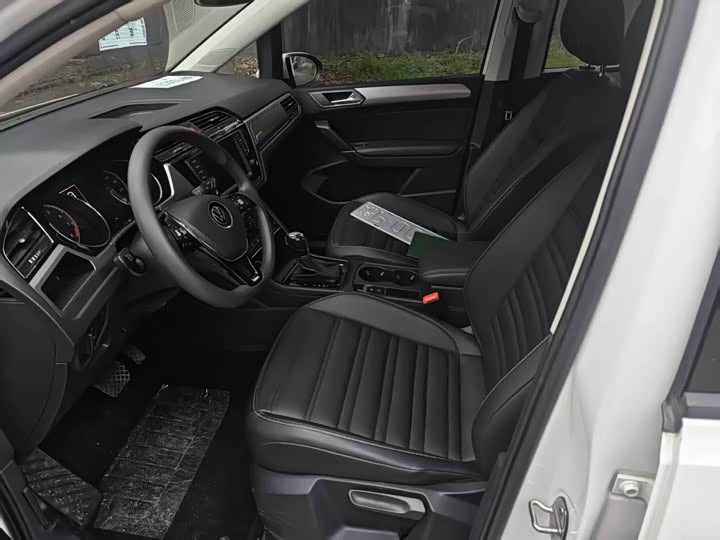 Photo 8 - Volkswagen Touran L