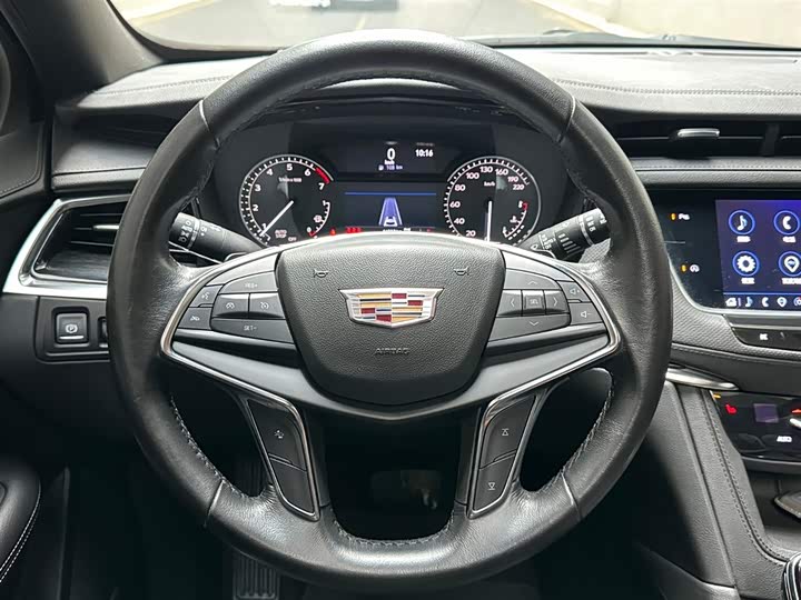 Фото 8 - Cadillac XT5