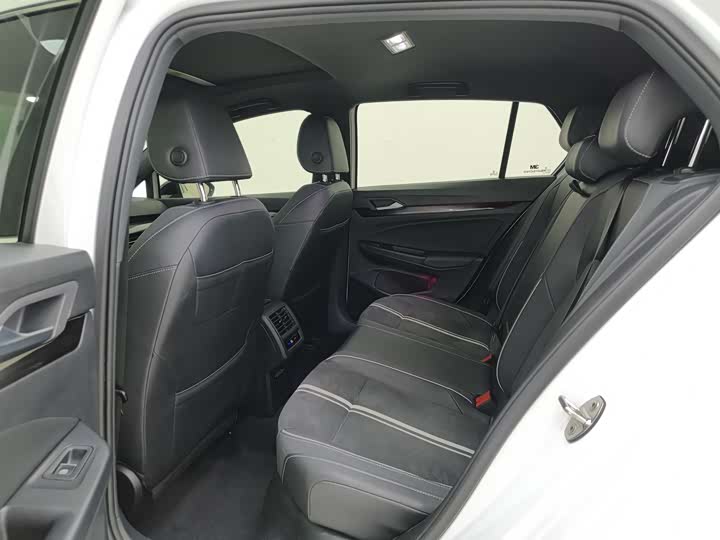 Фото 7 - Volkswagen Golf