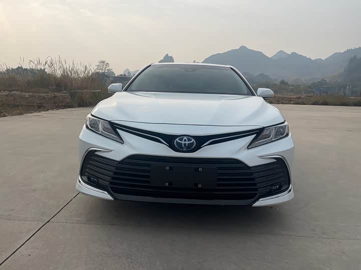 Фото 2 - Toyota Camry