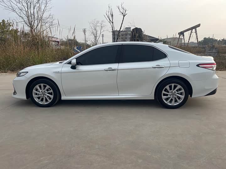 Фото 4 - Toyota Camry