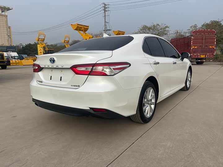 Фото 7 - Toyota Camry