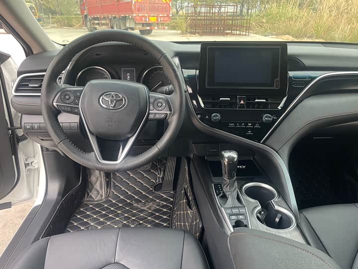 Фото 8 - Toyota Camry