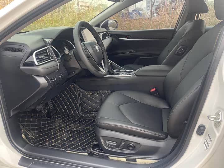 Фото 9 - Toyota Camry