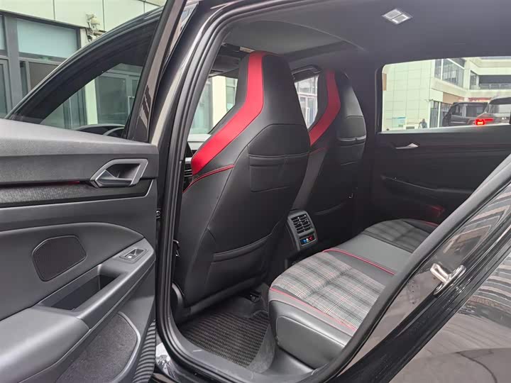 Фото 8 - Volkswagen Golf GTI