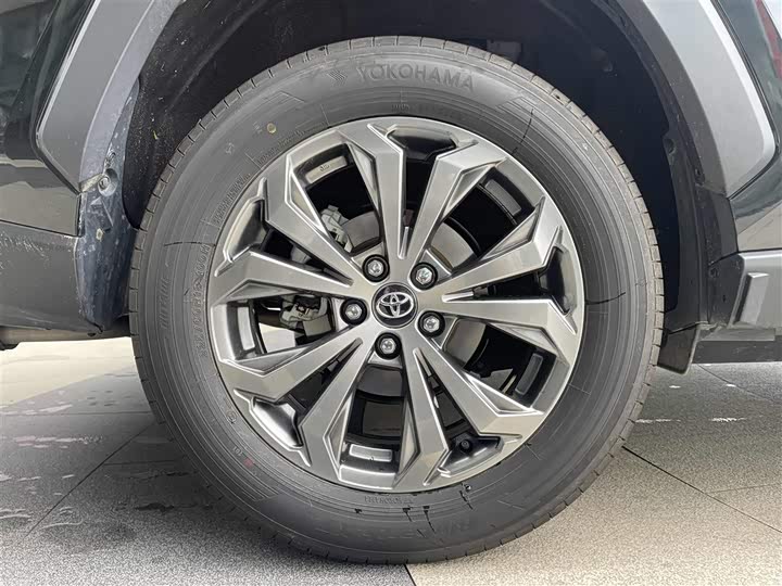 Фото 8 - Toyota RAV4