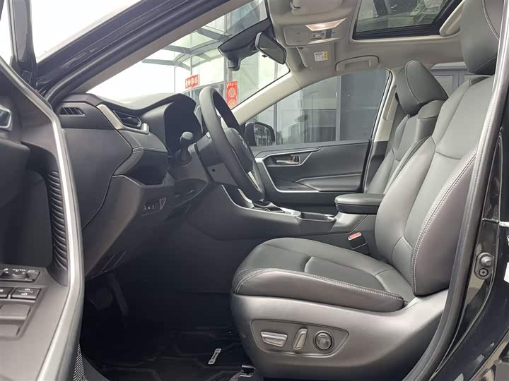 Фото 9 - Toyota RAV4