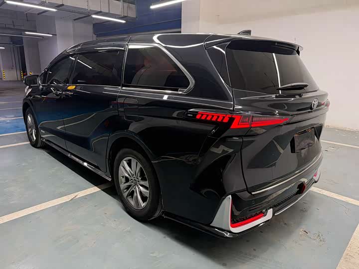 Фото 7 - Toyota Sienna