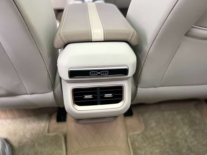 Фото 8 - Geely Icon