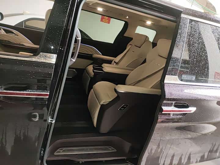 Photo 7 - Hongqi HQ9