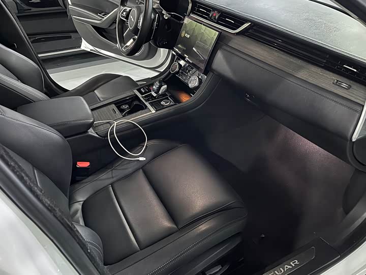 Фото 8 - Jaguar XF L