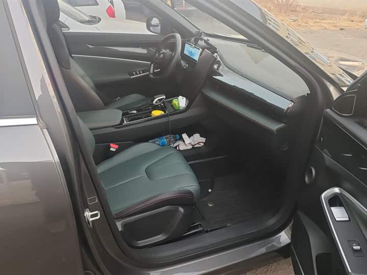 Фото 8 - Geely Atlas