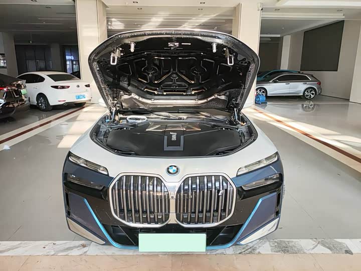 Фото 2 - BMW i7