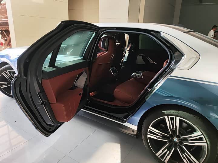 Фото 3 - BMW i7