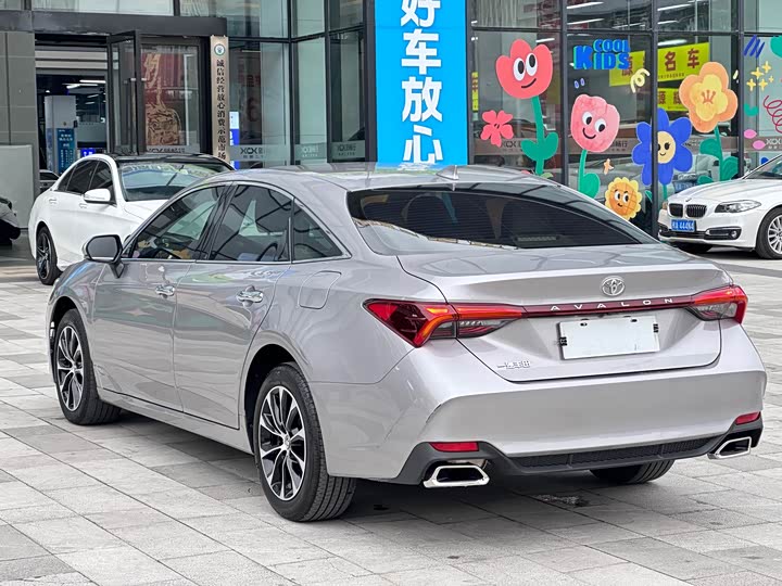 Photo 7 - Toyota Avalon