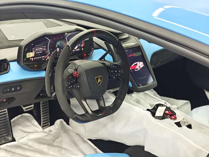 Фото 13 - Lamborghini Revuelto