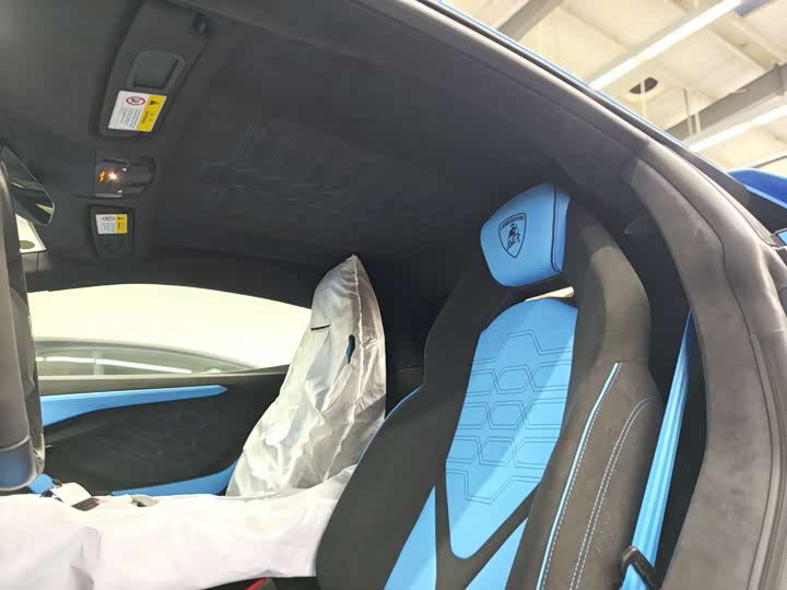 Фото 17 - Lamborghini Revuelto