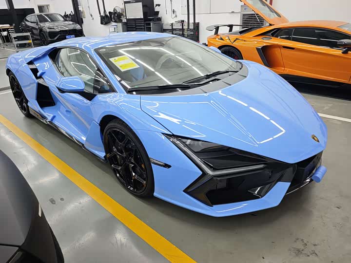 Фото 3 - Lamborghini Revuelto