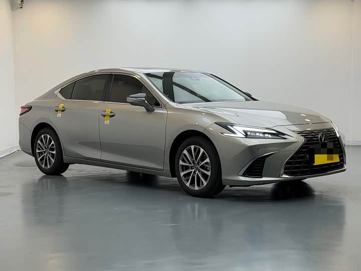 Фото 3 - Lexus ES