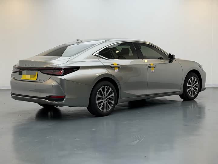 Фото 6 - Lexus ES