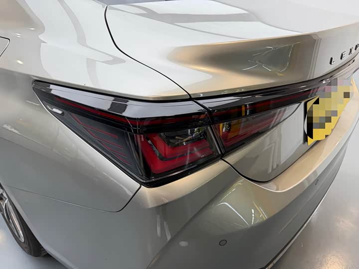 Фото 7 - Lexus ES