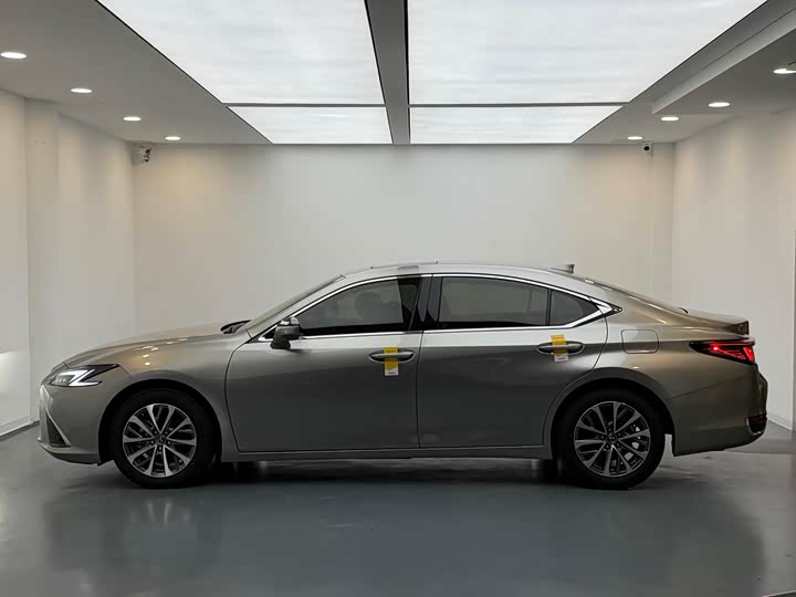 Фото 9 - Lexus ES