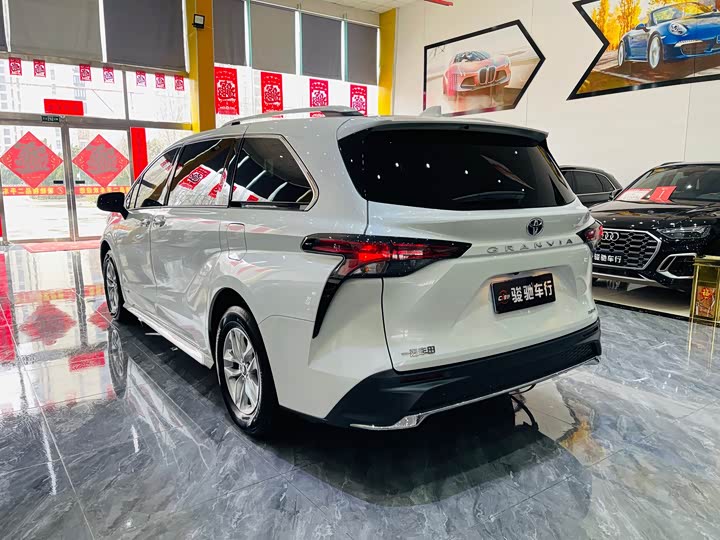 Фото 5 - Toyota Granvia
