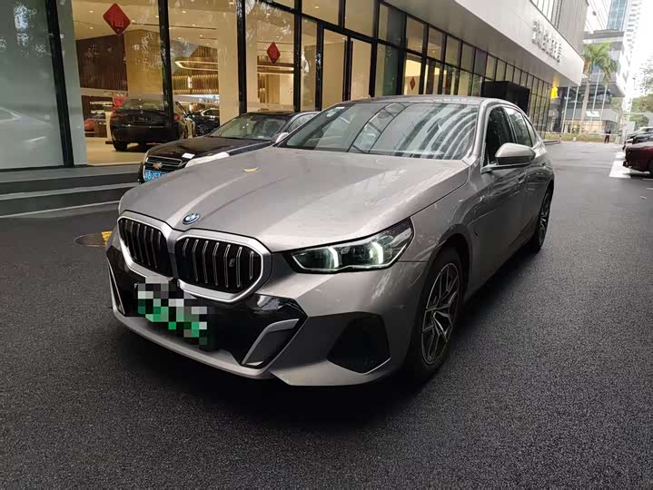 Фото 1 - BMW i5