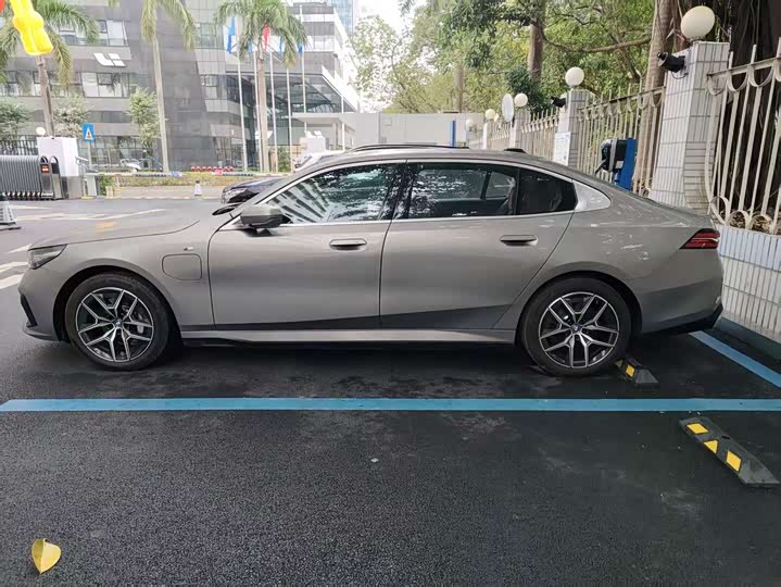 Фото 2 - BMW i5