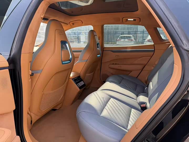 Фото 9 - Zeekr 001