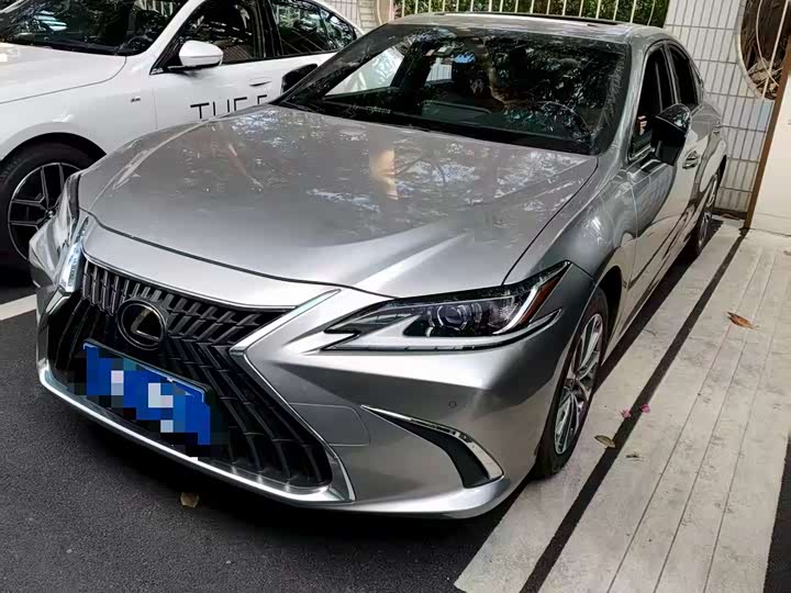 Фото 1 - Lexus ES