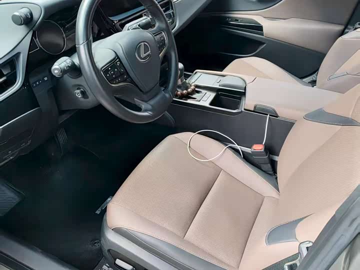 Фото 2 - Lexus ES