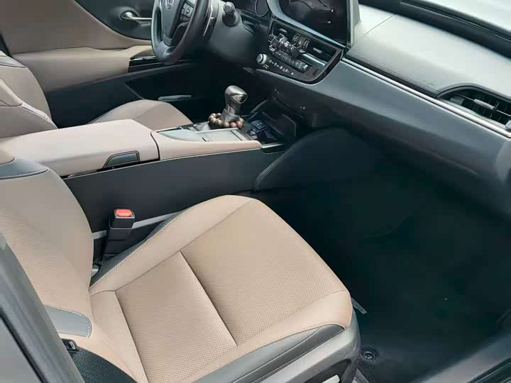 Фото 3 - Lexus ES