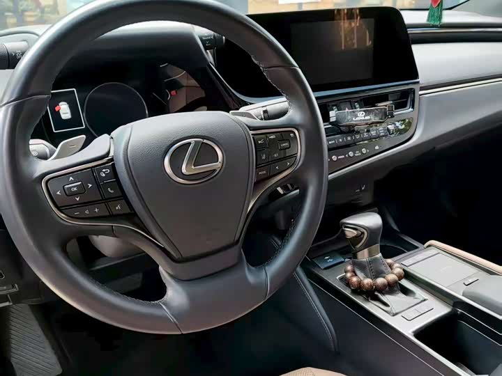 Фото 4 - Lexus ES