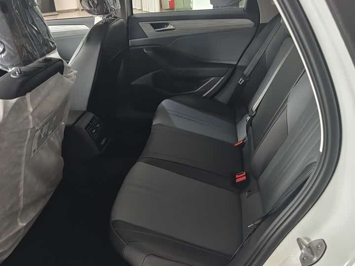 Photo 7 - Volkswagen Sagitar L