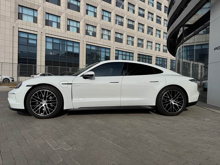 Фото 4 - Porsche Taycan