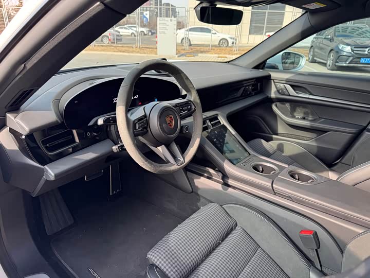 Фото 7 - Porsche Taycan