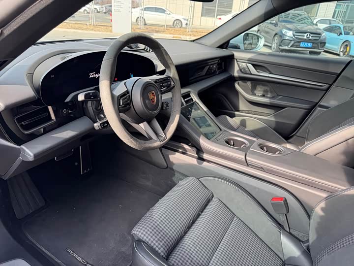 Фото 8 - Porsche Taycan